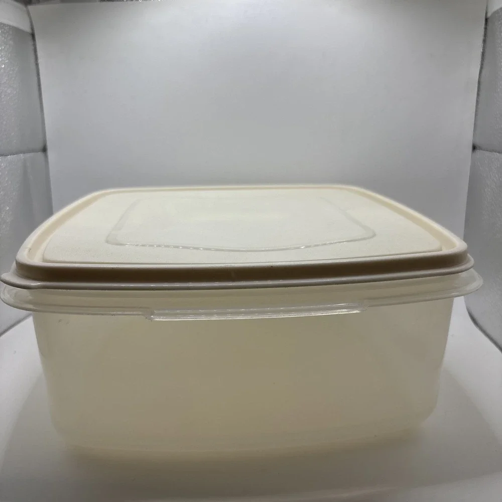 Rubbermaid Servin Saver #4 Storage Container Square Almond Lid 19 Cups USA